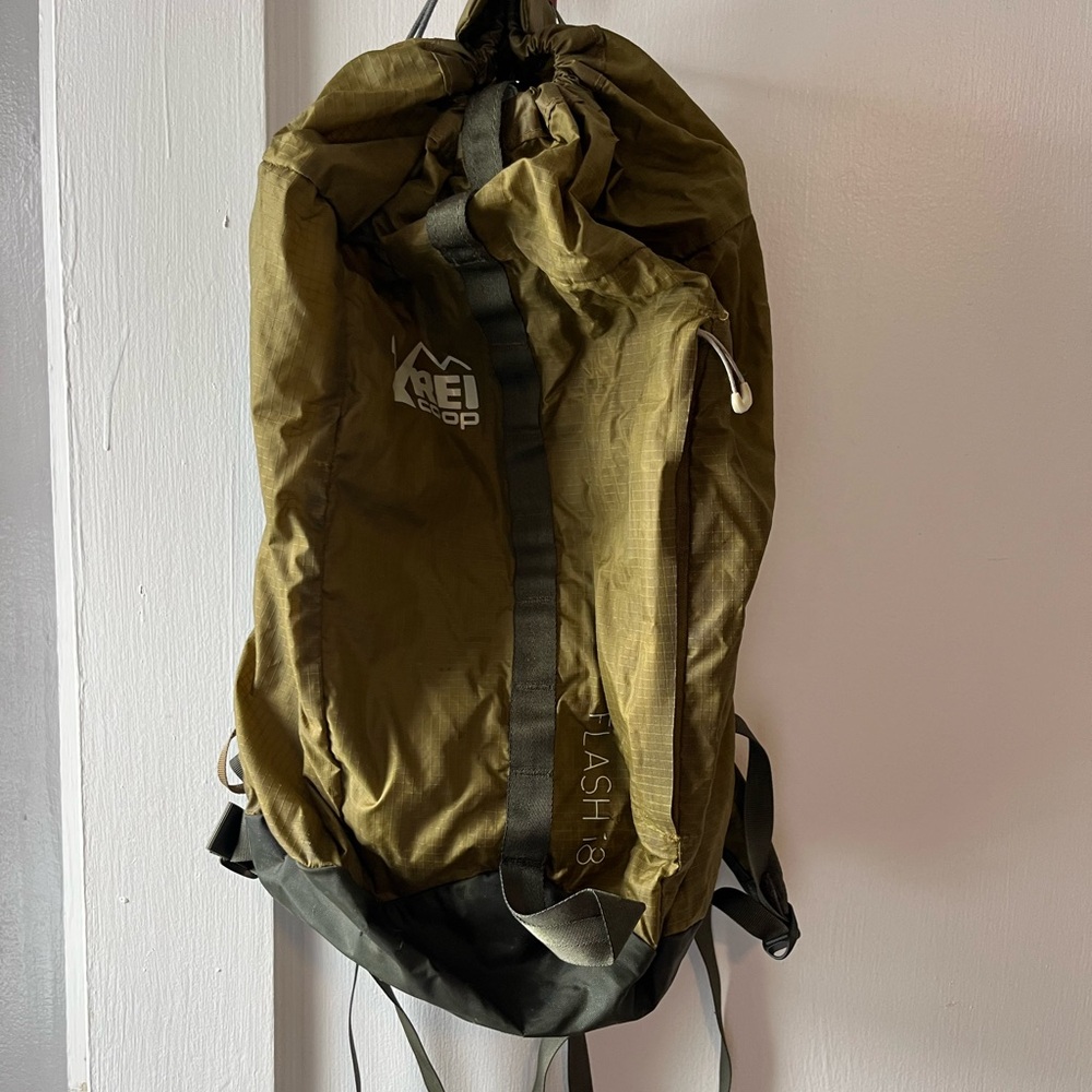 REI Flash 18 Pack